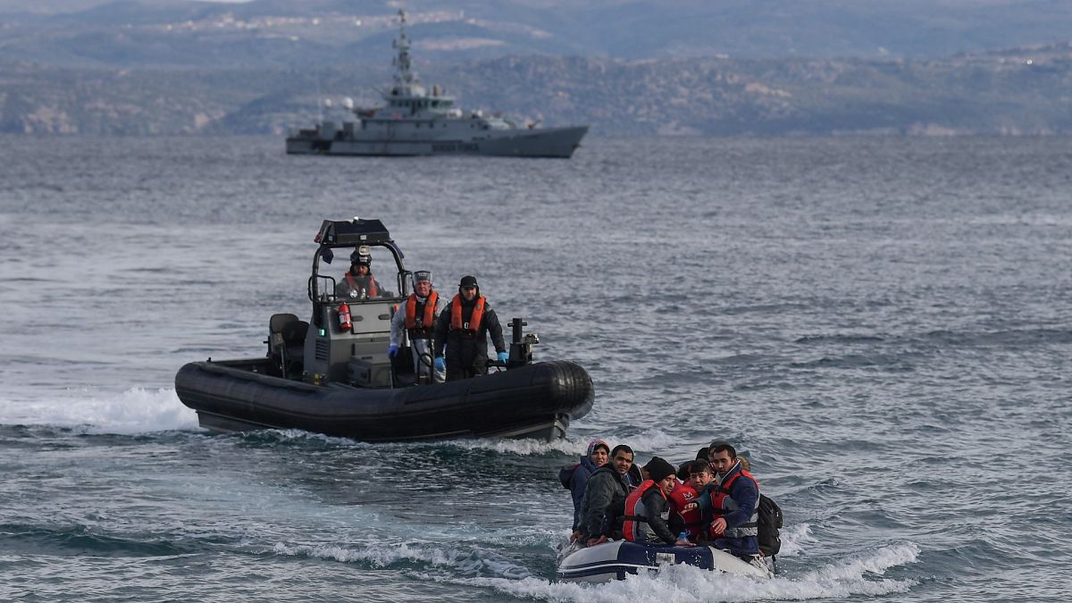 Mülteciler Ege Denizi'nde Frontex yetkilileri eşliğinde Yunanistan'a gidiyor