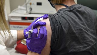 Mundo reage com satisfação cautelosa ao anúncio da vacina contra a Covid-19