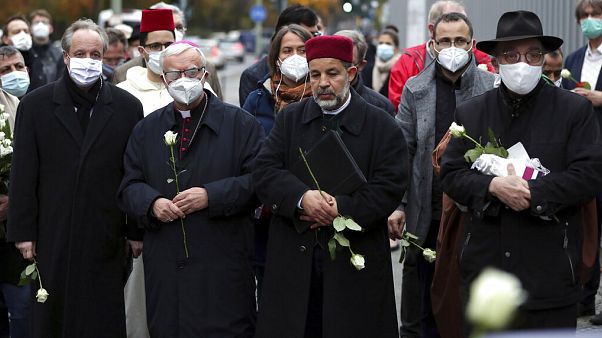 Református püspök, katolikus érsek, muzulmán imám és zsidó rabbi együtt tisztelegnek a bécsi terrortámadások áldozatai előtt Református püspök, katolikus érsek, muzulmán imám és zsidó rabbi együtt tisztelegnek a bécsi terrortámadások áldozatai előtt