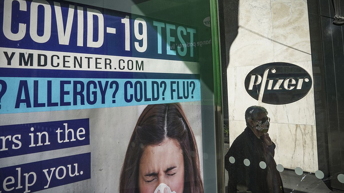 Anuncio contra la COVID en una parada de bus ante la sede de Pfizer en Nueva York