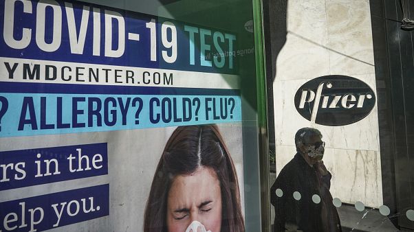 أمام المقر العالمي لشركة Pfizer في نيويورك أمام المقر العالمي لشركة Pfizer في نيويورك