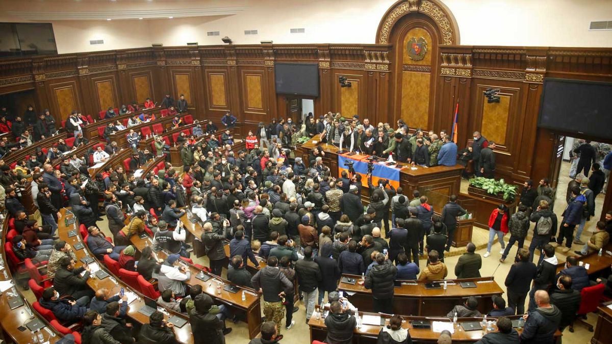 Irruzione in parlamento a Yerevan, Armenia, il 10 novembre 2020. In molti urlano: "Non rinunceremo alle nostre terre"