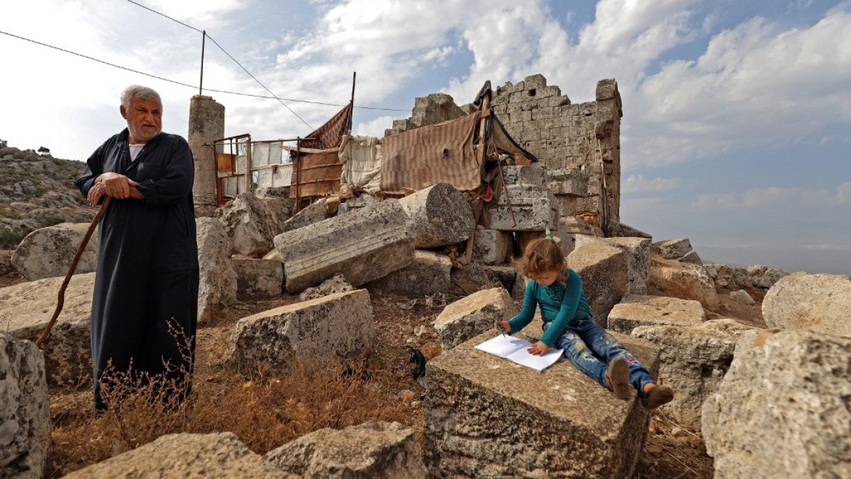 Saleh Jaour e una bambina, tra gli abitanti delle rovine di Baqirha