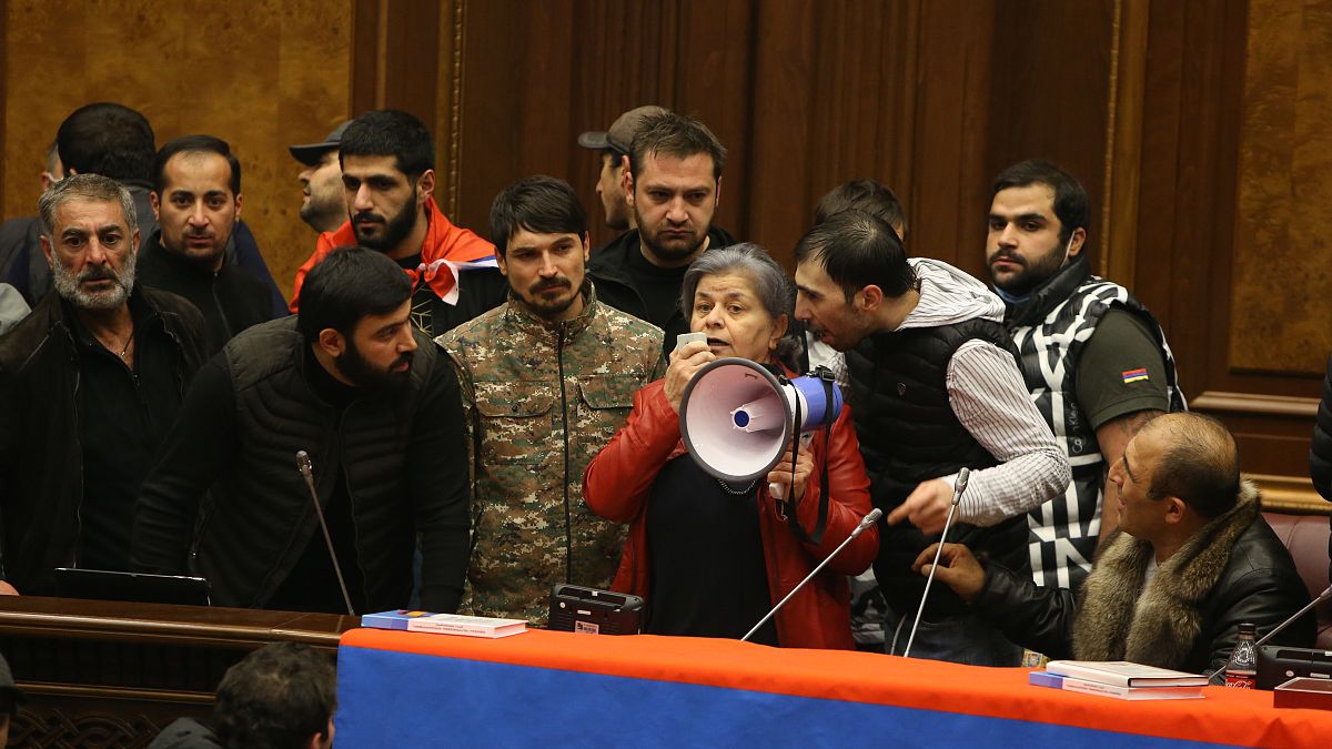 Ermeni Parlamentosu'nu basan göstericiler slogan attı
