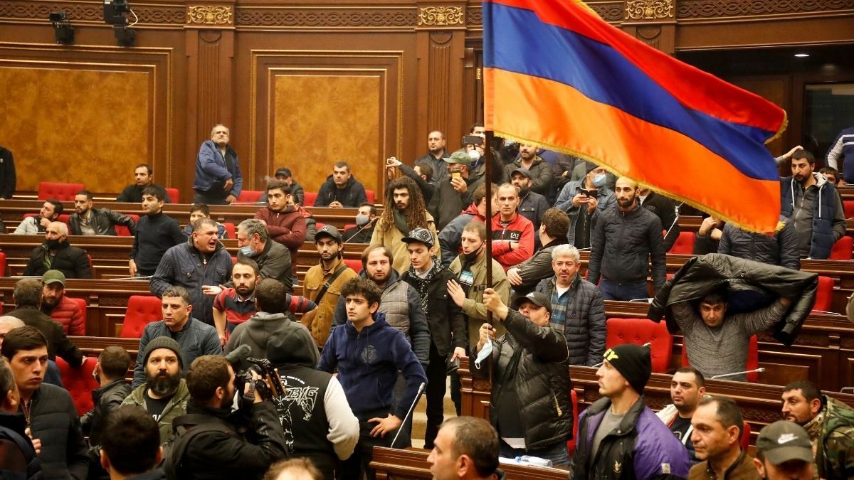 مخالفان آتش‌بس قره‌باغ پارلمان ارمنستان را اشغال کردند