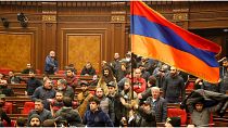 الشرطة الأرمينية تستعيد السيطرة على البرلمان ومقر الحكومة