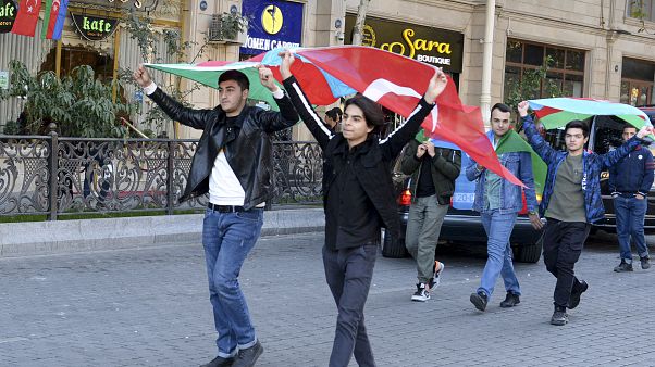 أذريون يحتفلون بعد توقيع الاتفاق أذريون يحتفلون بعد توقيع الاتفاق