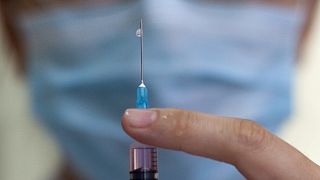 Krankenschwester bereitet eine Impfung vor