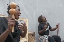 Κονγκό: Γυναικεία μουσική μπάντα με οικιακά σκεύη