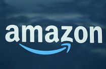 Il logo Amazon su un furgone