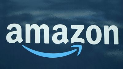 Il logo Amazon su un furgone