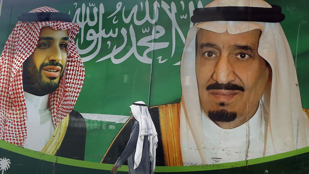  الملك السعودي سلمان، يمينا، وولي عهده محمد بن سلمان،  المملكة العربية السعودية