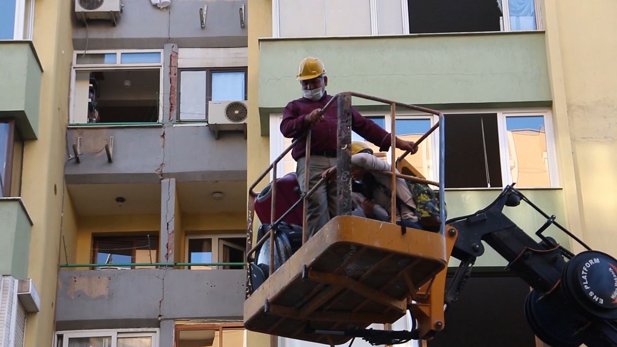 İzmir'de hasarlı binalardan vinç yardımıyla eşya tahliyesi yapılıyor 
