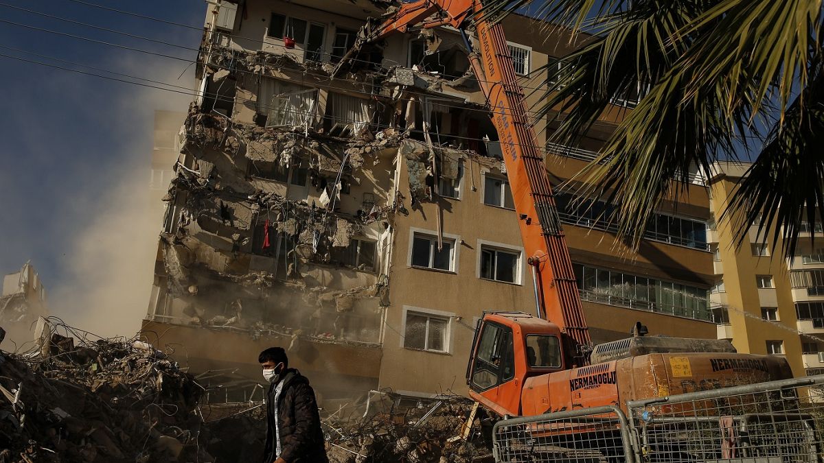 Depremin vurduğu İzmir'de hasarlı binanın yıkım anı kamerada 