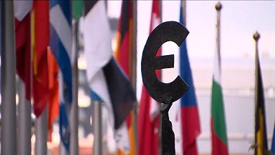 Banderas de la UE y símbolo del euro
