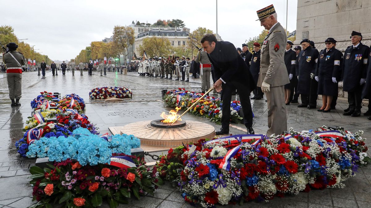 Le président français, Emmanuel Macron, sur la tombe du Soldat inconnu, le 11 novembre 2019
