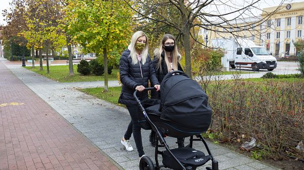 Járókelők védőmaszkban Nagykanizsán 2020. november 11-én Járókelők védőmaszkban Nagykanizsán 2020. november 11-én
