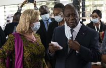 رئيس ساحل العاج الحسن وتارا إلى جانب زوجته دومينيك وتارا