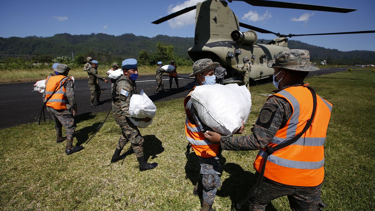 Reparto de ayuda de urgencia por parte del Ejército en el norte de Guatemala