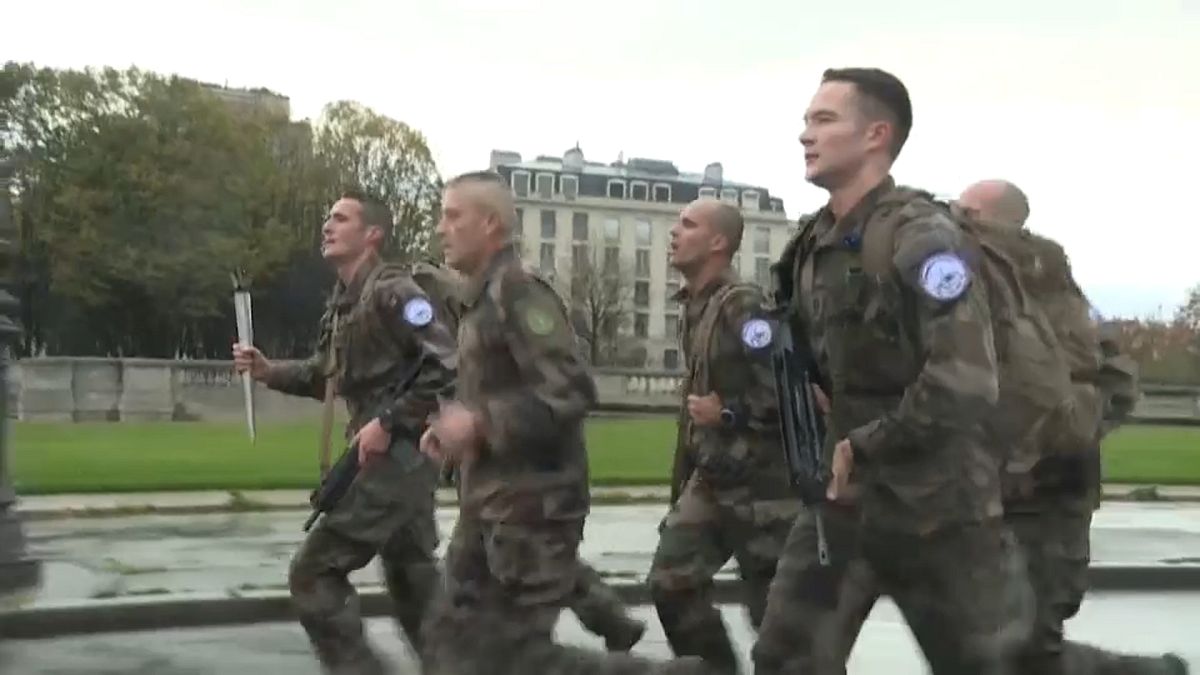 جنود فرنسيون يركضون في العاصمة باريس 
