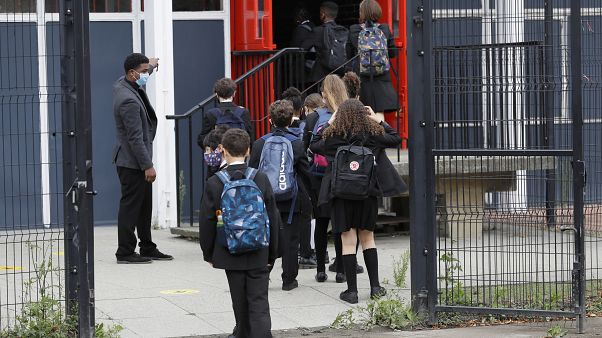 Diákok tartanak az iskolába Londonban 2020. szeptember 3-án Diákok tartanak az iskolába Londonban 2020. szeptember 3-án