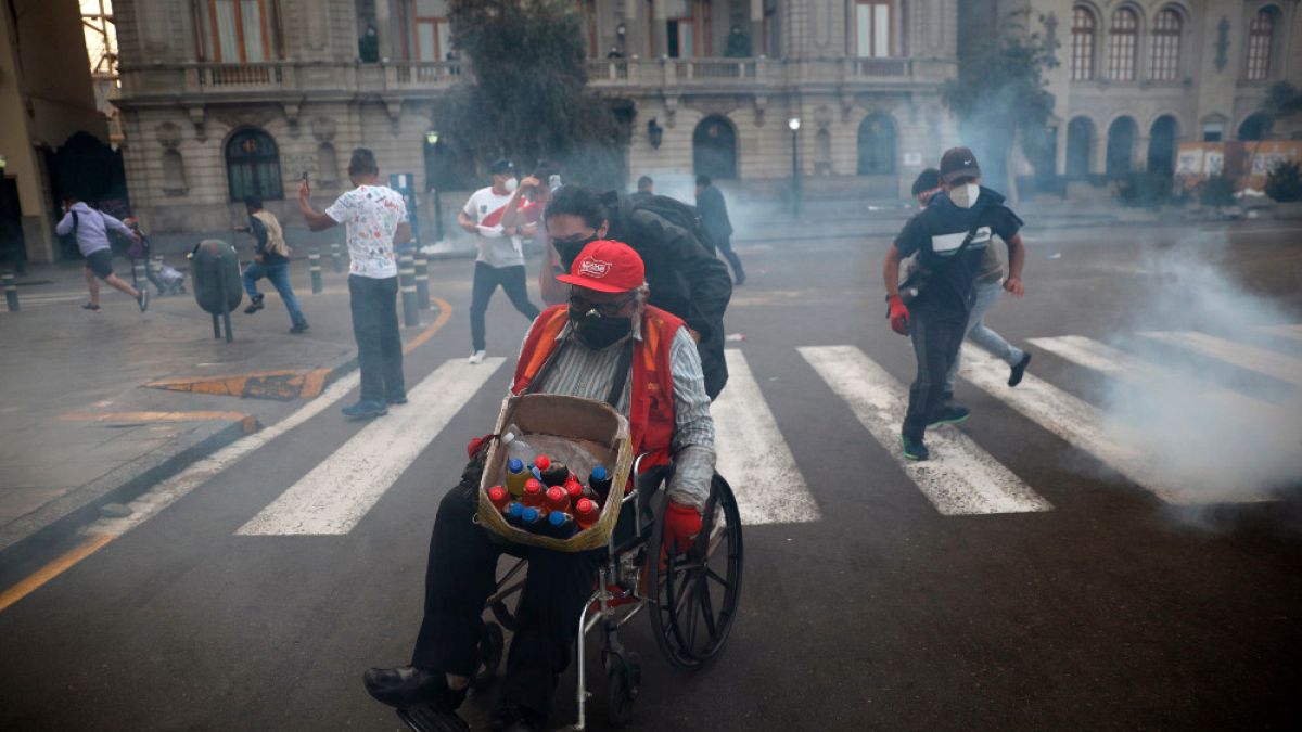 Peruanos protestam depois da tomada de posse do presidente Merino