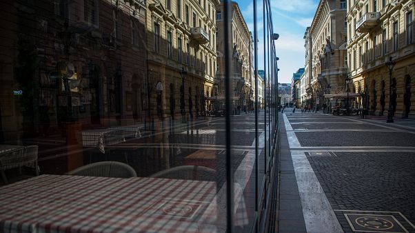 Üres étterem a Zrínyi utcában Budapesten Üres étterem a Zrínyi utcában Budapesten