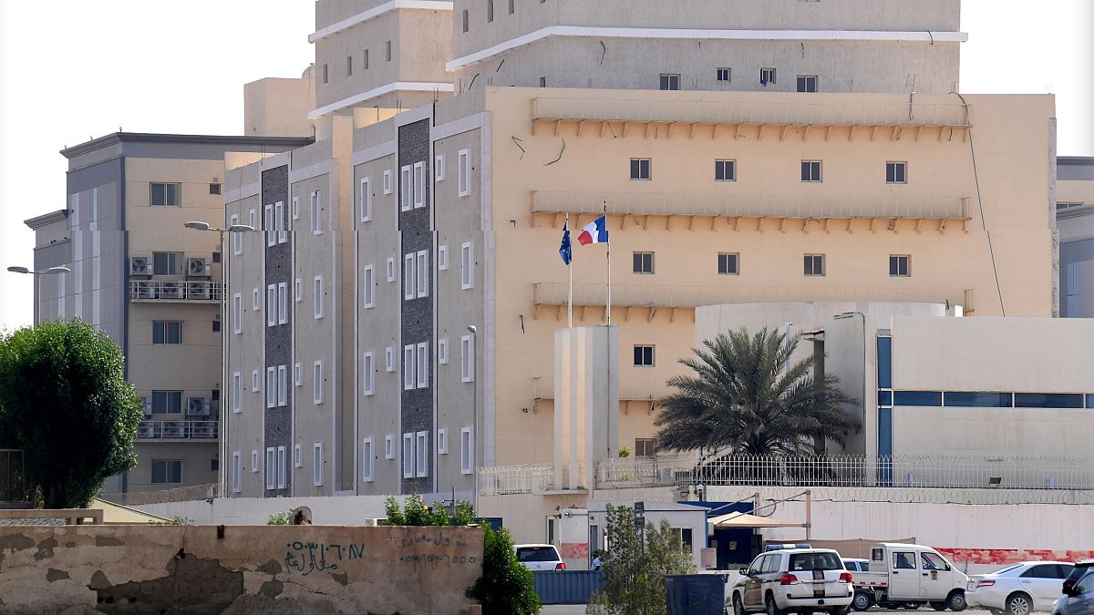 أمام مقر القنصلية الفرنسية في جدة (السعودية) - صورة من الأرشيف 