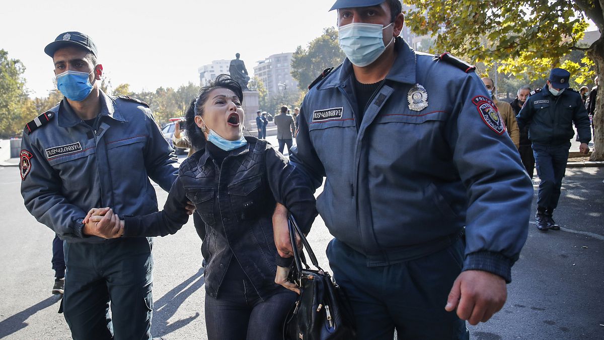 Eine junge Armenierin protestiert wütend gegen ihre Festnahme auf dem Platz der Freiheit in Eriwan