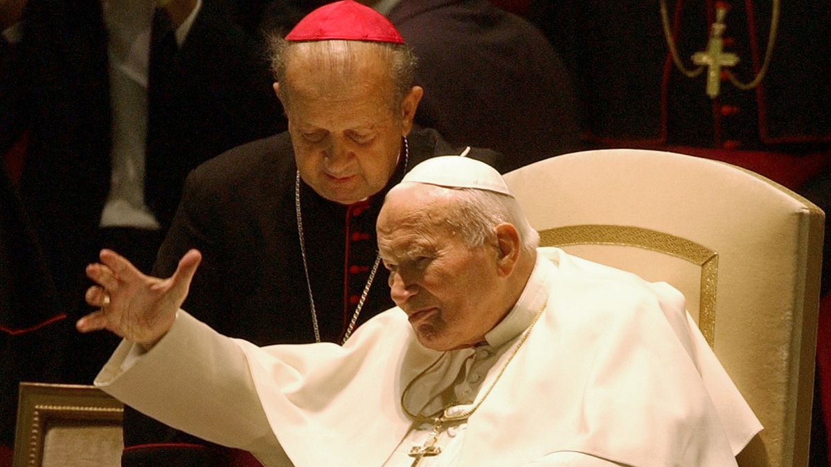 II. János Pál pápa és Stanisław Dziwisz 2003. október 16-án