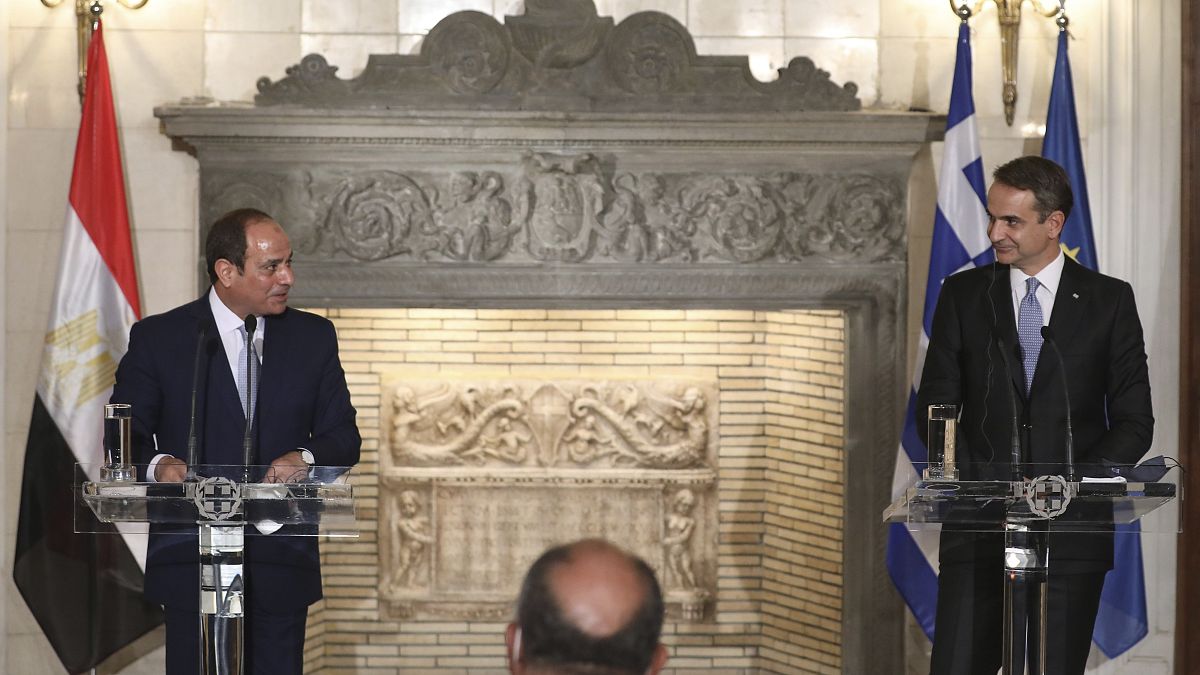 رئيس الوزراء اليوناني كيرياكوس ميتسوتاكيس والرئيس المصري عبد الفتاح السيسي في قصر ماكسيموس بأثينا، الأربعاء 11 نوفمبر 2020.