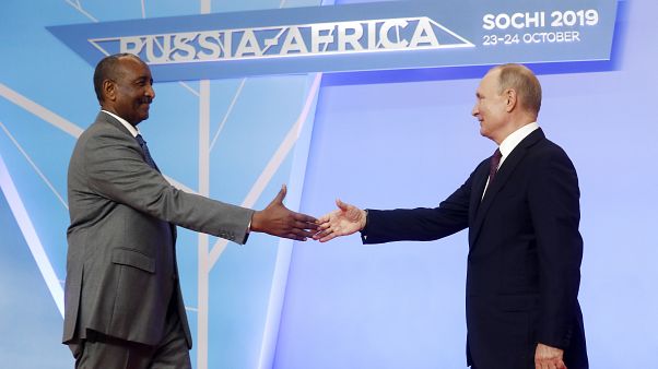 Abdel Fattah al-Burhan szudáni vezető és Valgyimir Putyin orosz elnök / Szocsi, 2019. Abdel Fattah al-Burhan szudáni vezető és Valgyimir Putyin orosz elnök / Szocsi, 2019.