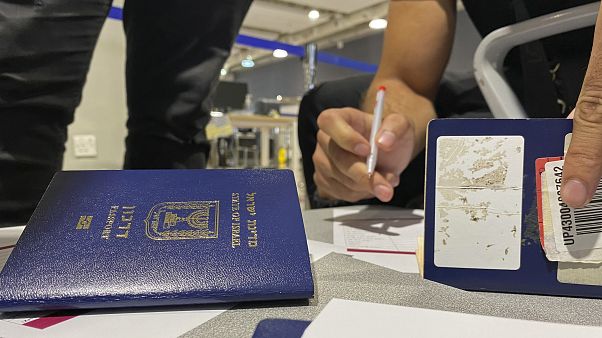 إسرائيليون بصدد تعمير مطبوعات إثر هبوطهم في مطار دبي. 2020/11/08 إسرائيليون بصدد تعمير مطبوعات إثر هبوطهم في مطار دبي. 2020/11/08