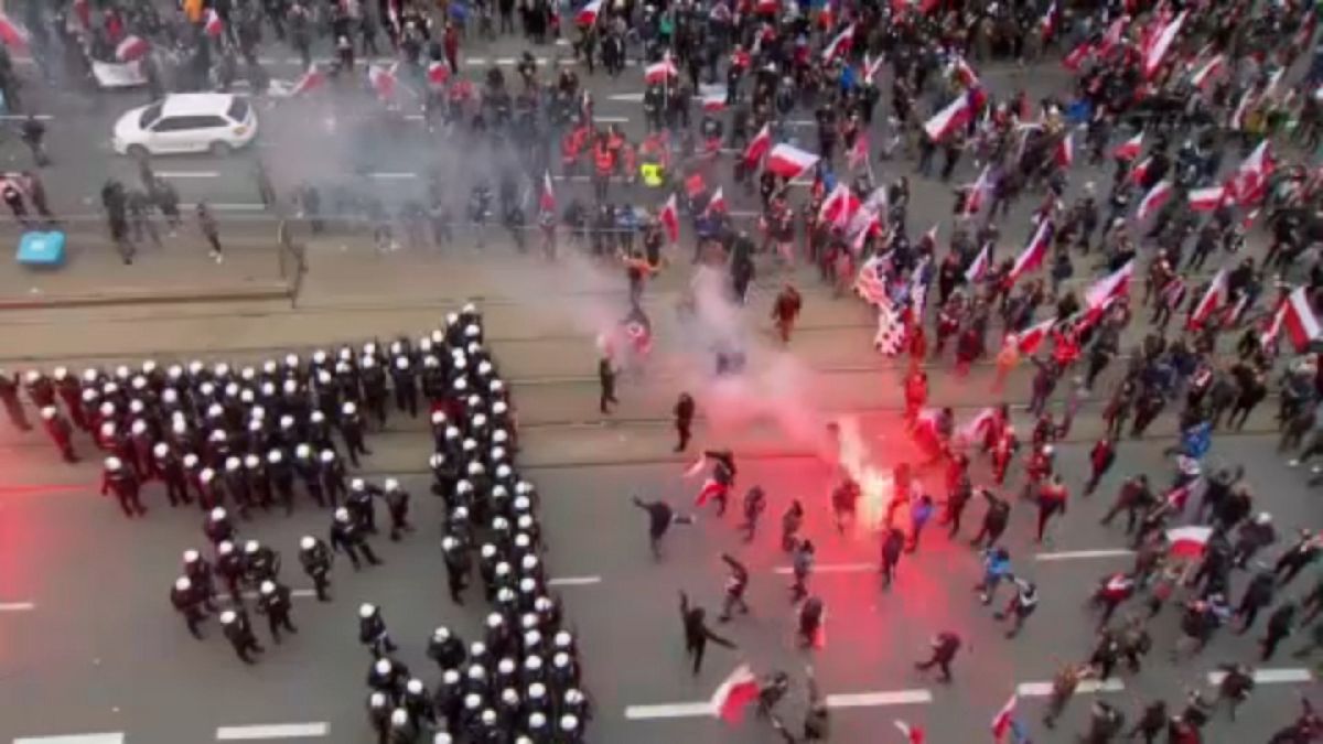 Polonia, estrema destra in piazza. A Varsavia scontri con la polizia