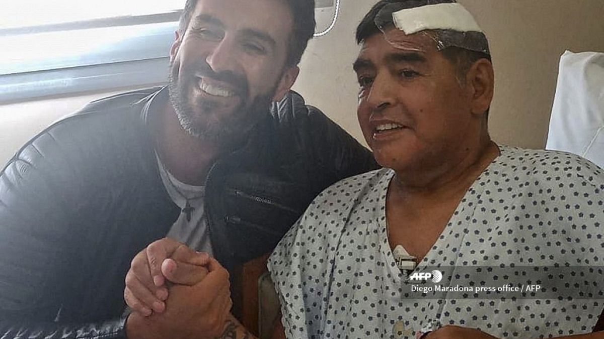 Diego Maradona acompañado por su médico Leopoldo Luque
