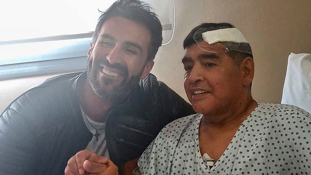 Leopoldo Luque, o médico pessoal, ao lado de Maradona ainda na clínico de Olivos