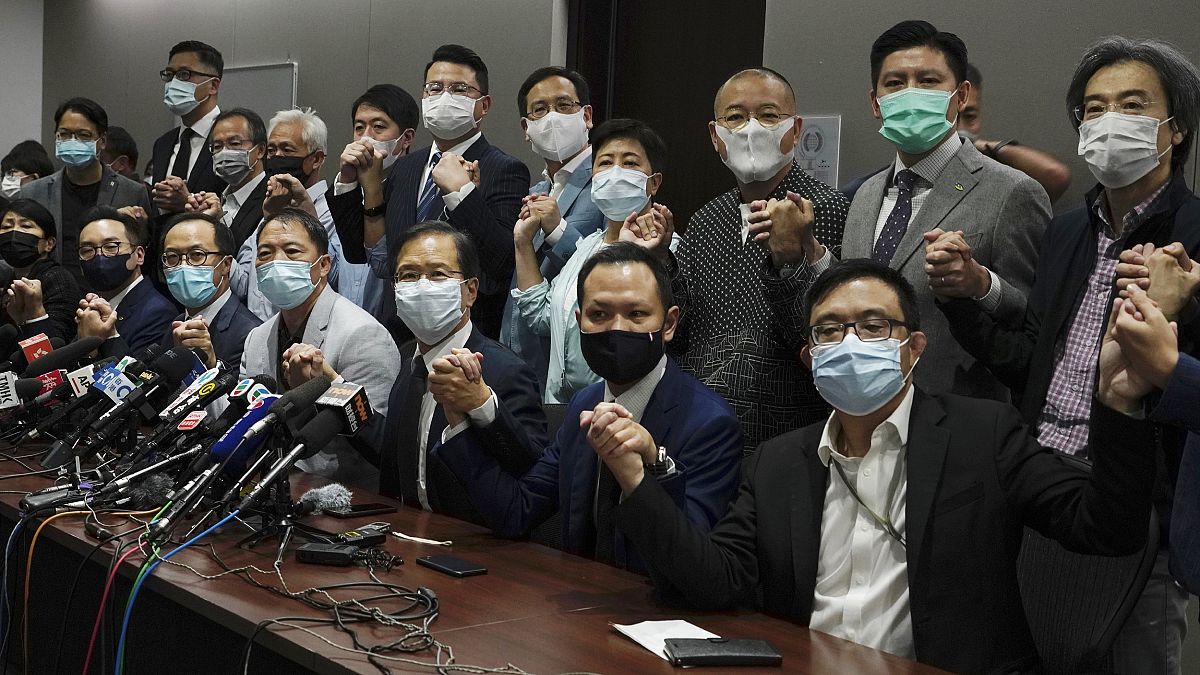 أعلن نواب هونغ كونغ المعارضون أنهم سيستقيلون جماعياً من البرلمان إثر إقالة أربعة بينهم 
