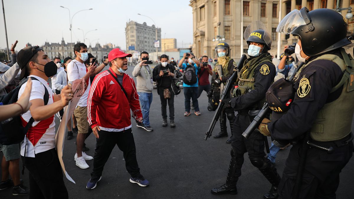 Cara a cara entre manifestantes y la Policía ante el Palacio de Justicia de Lima, Perú
