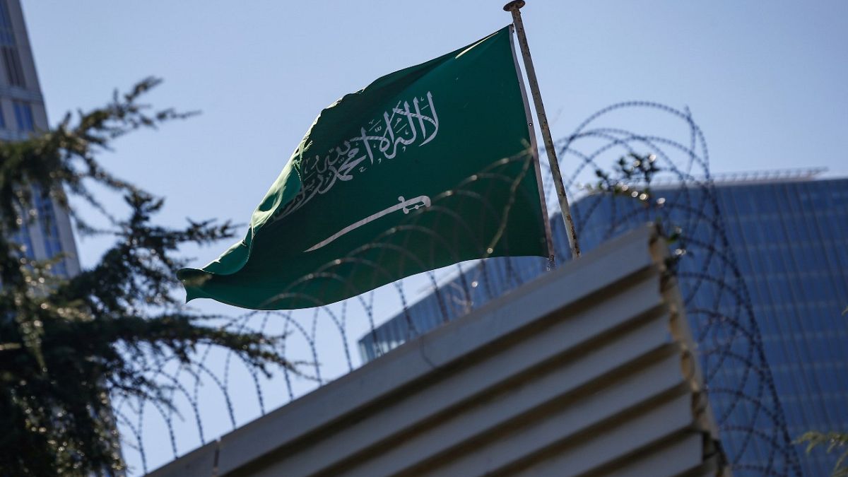 علم المملكة العربية السعودية يرفرف فوق قنصليتها في اسطنبول.
