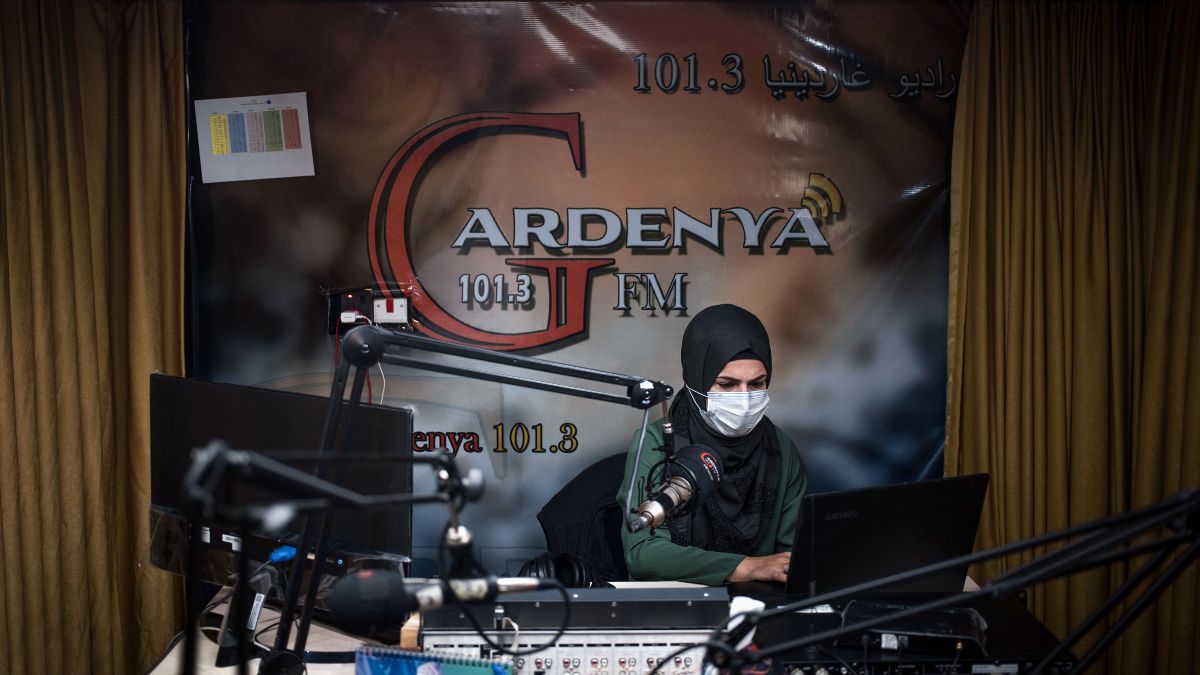 O estúdio de emissão da Gardenya FM no campo de Arbat, no Iraque