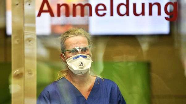 Eine Pflegekraft mit Gesichtsmaske an der Uniklinik Essen, 26.03.2020 Eine Pflegekraft mit Gesichtsmaske an der Uniklinik Essen, 26.03.2020