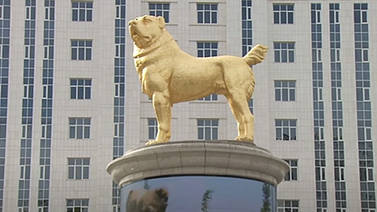 Alabay cinsi köpeğin heykeli
