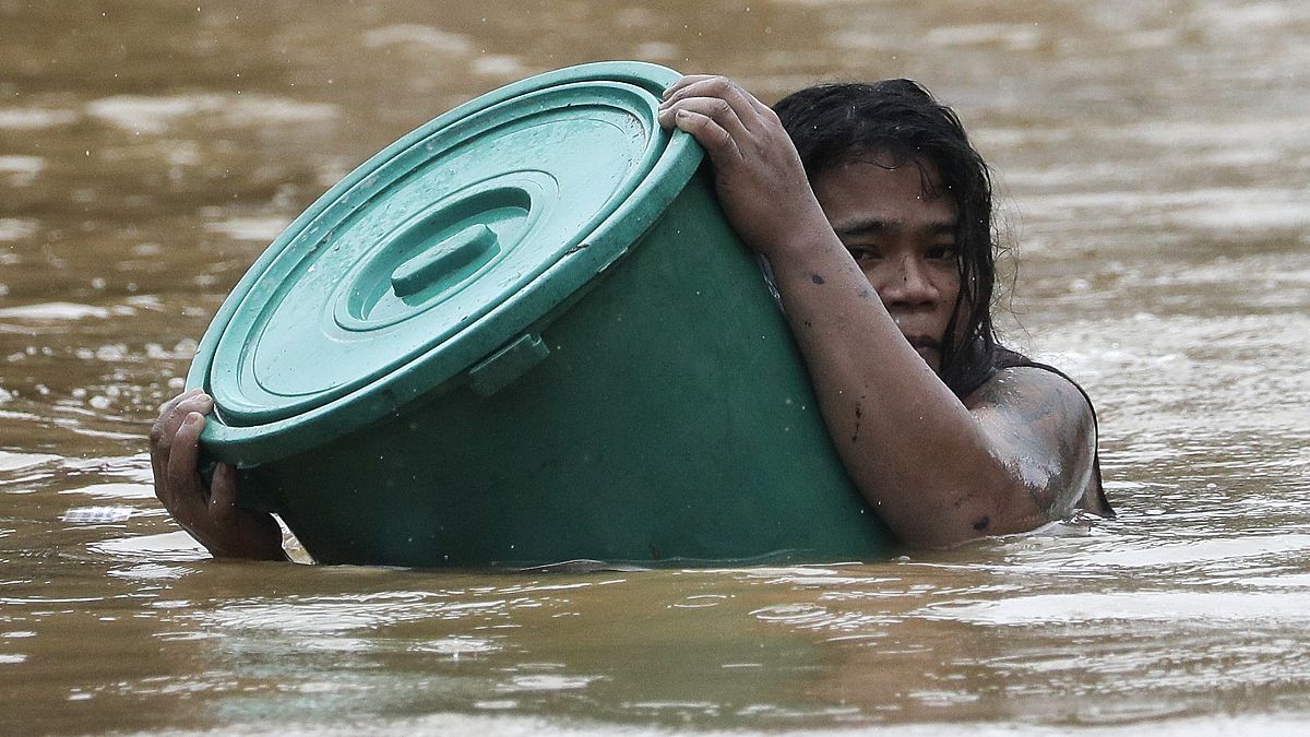 شاهد.. فيضانات في العاصمة الفلبينية مانيلا بسبب الإعصار "فامكو"
