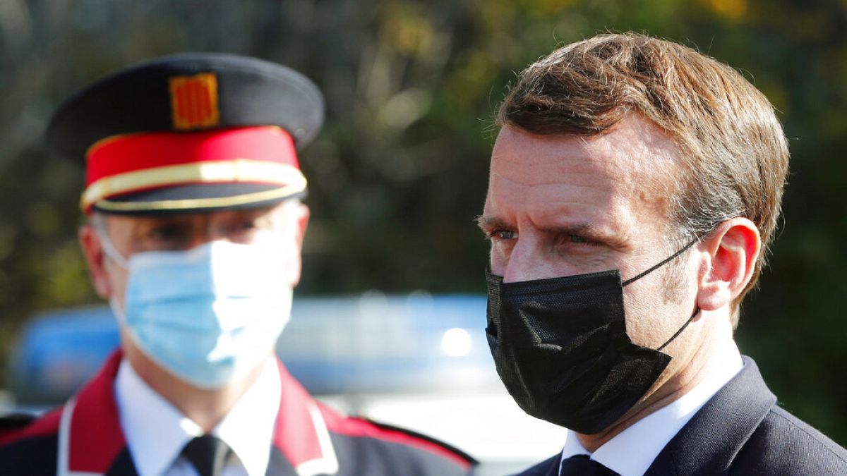 5 novembre 2020: Emmanuel Macron arriva al centro di cooperazione doganale franco-ispanica di Le Perthus, Francia