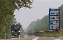 Ein Lastwagen überquert eine Schengen-Grenze