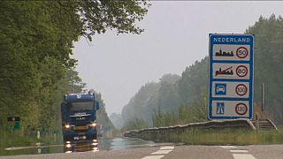 Ein Lastwagen überquert eine Schengen-Grenze