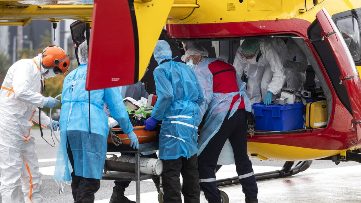 Un paziente, proveniente dal distretto sanitario ormai saturo di Lione, viene trasferito nell'ospedale Hautepierre di Strasburgo, Francia