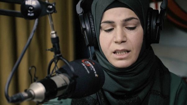 Dans les locaux de Gardenya FM, la journaliste Chirine Dans les locaux de Gardenya FM, la journaliste Chirine