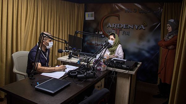 برنامج راديو في استديو إذاعة جاردينيا برنامج راديو في استديو إذاعة جاردينيا
