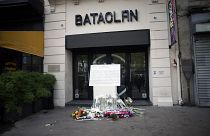 Una placa conmemorativa y flores aparecen en la entrada de la sala de conciertos Bataclan por el cuarto aniversario de los ataques, el 13 de noviembre de 2019. (Archivo).